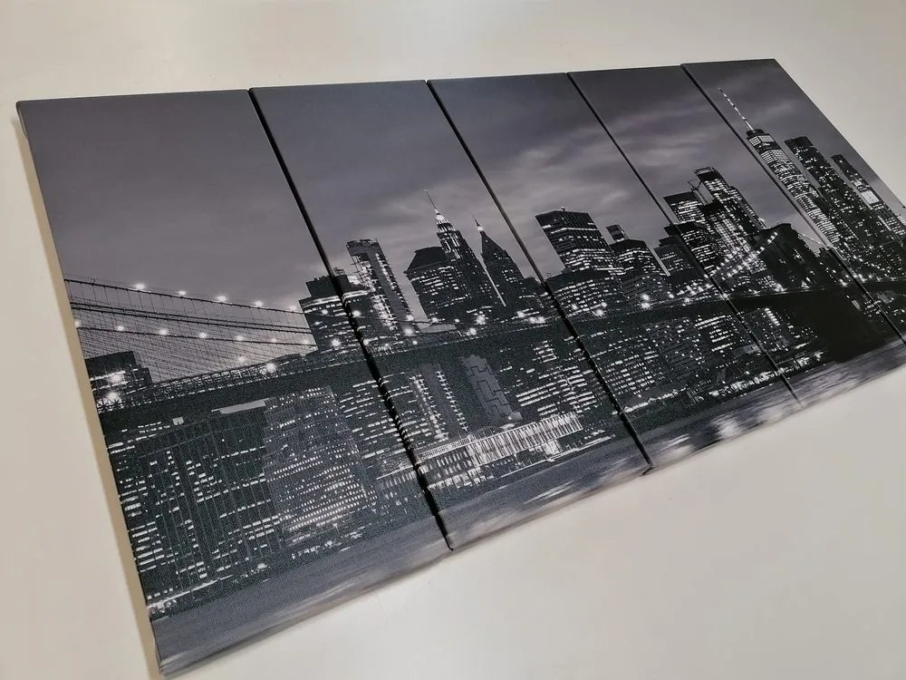 Quadri 5 pezzi – Ponte affascinante a Brooklyn in bianco e nero