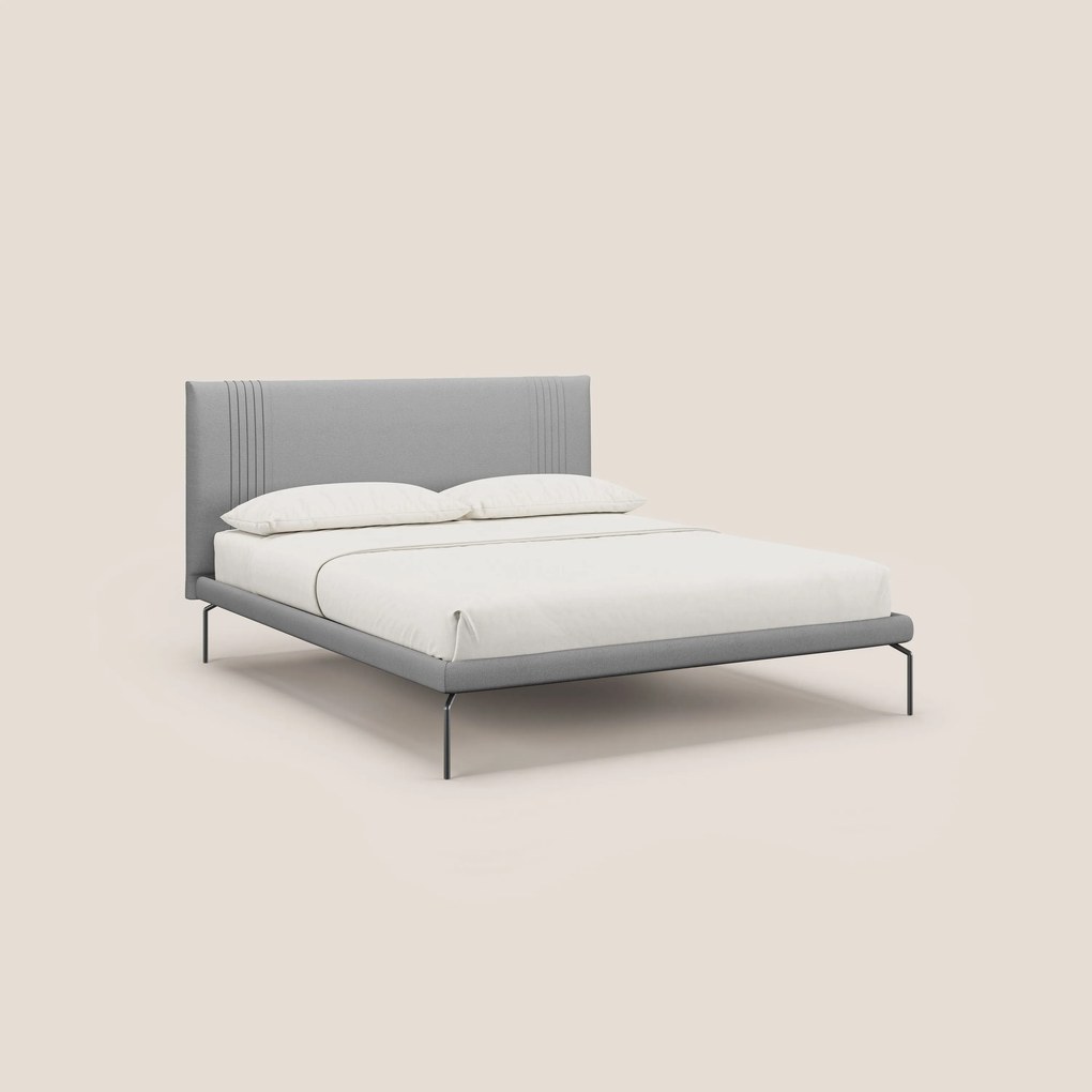 Finn letto imbottito con piedi alti in metallo in tessuto smacchiabile T05 grigio