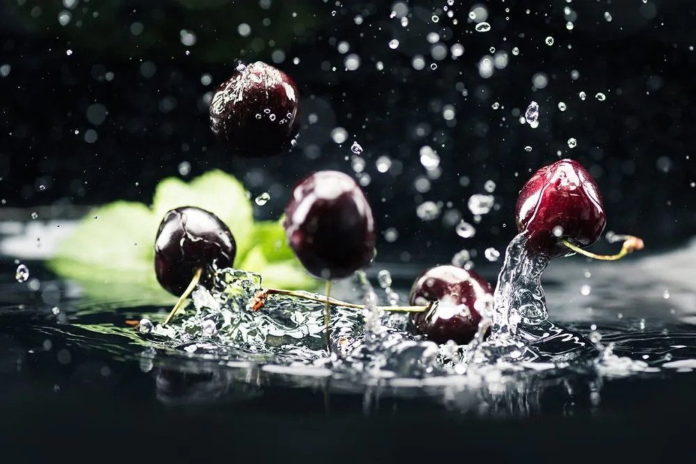 Carta da parati – Ciliegie mature nell'acqua