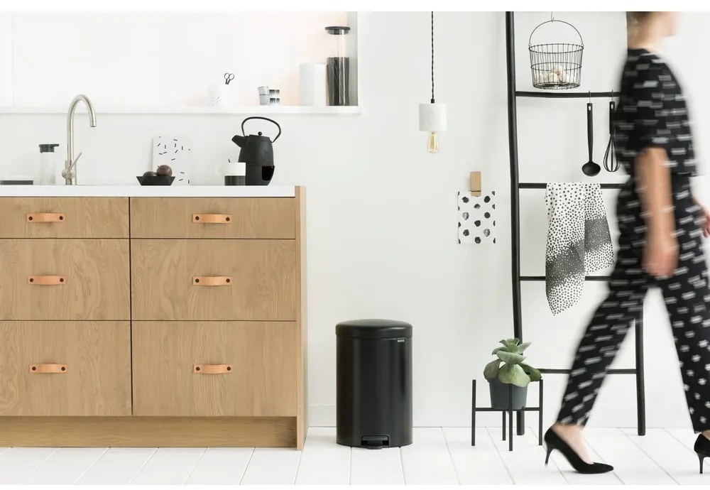 Cestino per la spazzatura nero opaco in acciaio con pedale 20 l NewIcon – Brabantia