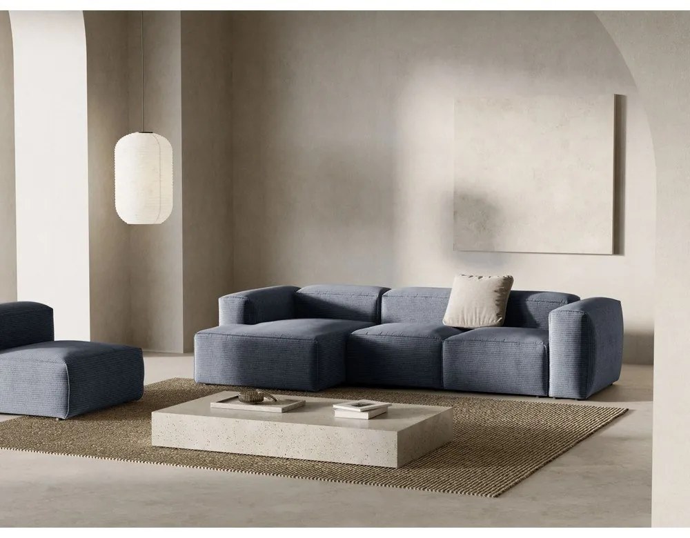 Divano angolare blu polveroso (con penisola a sinistra/con chaise lounge) con rivestimento in velluto a coste Bergamo – Cosmopolitan Design