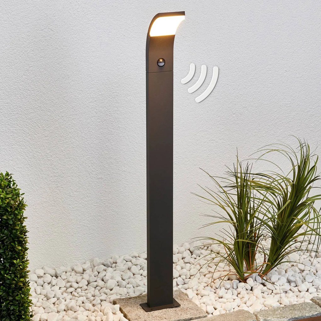 Lucande lampione a LED Timm, sensore, 100 cm, antracite, IP54 Timm, Nero, Alluminio, Moderno