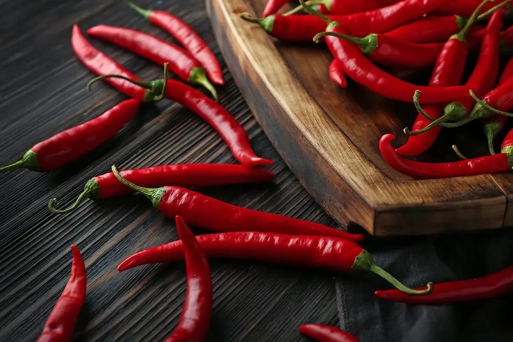 Carta da parati – Tavola con peperoncini