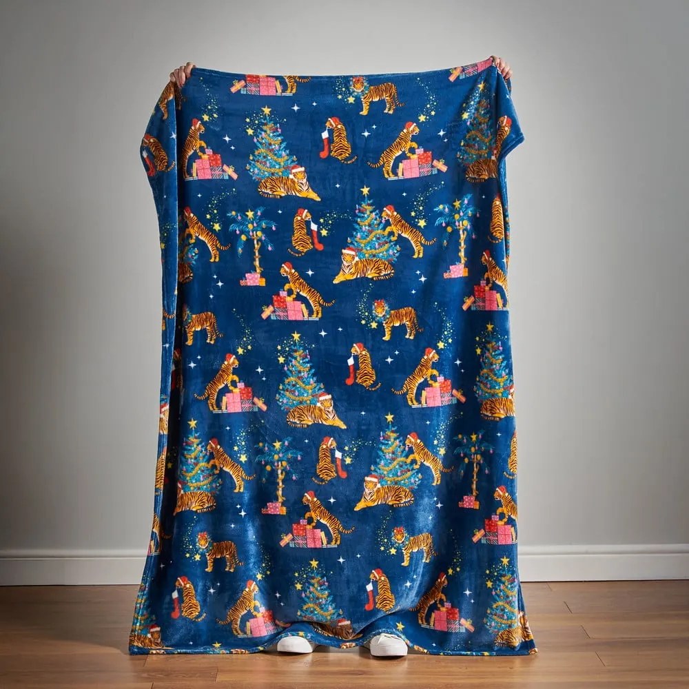 Coperta blu in micropile a tema natalizio 130x170 cm Christmas Tiger – Catherine Lansfield