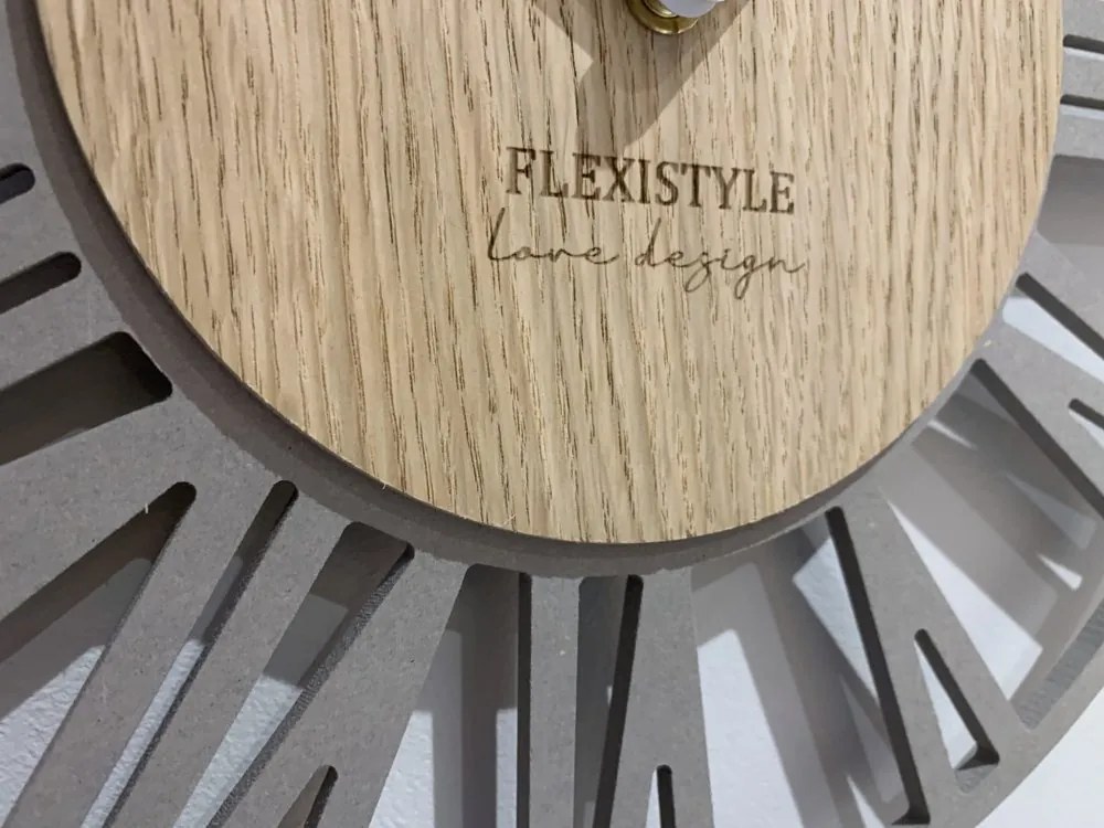 Semplice orologio da parete grigio con design in legno