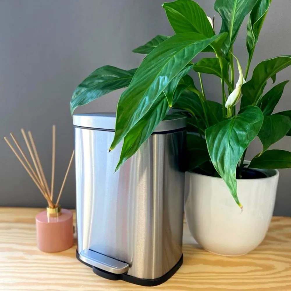 Cestino per la spazzatura color argento opaco in acciaio con pedale 5 l Akira – Spirella