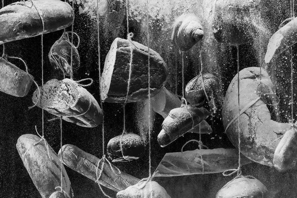 Stampa su tela – Pane appeso su corda in bianco e nero
