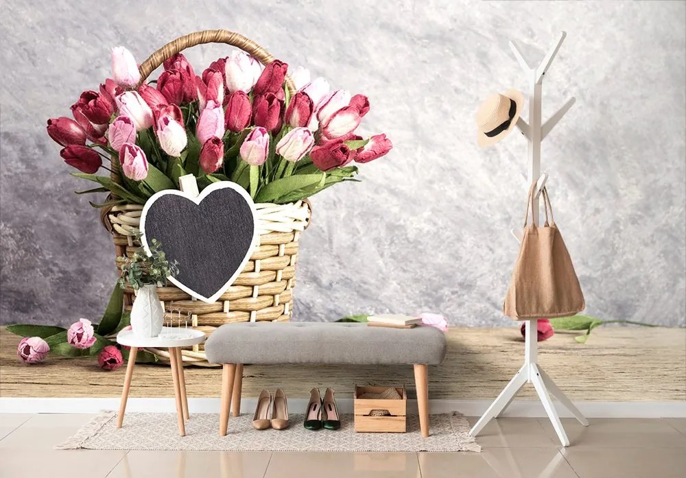 Carta da parati – Tulipani nel cestino di legno