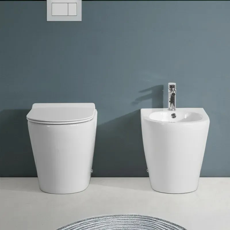 Sanitari Filomuro in ceramica bianco design tondo con copriwc e scarico rimless Ukra