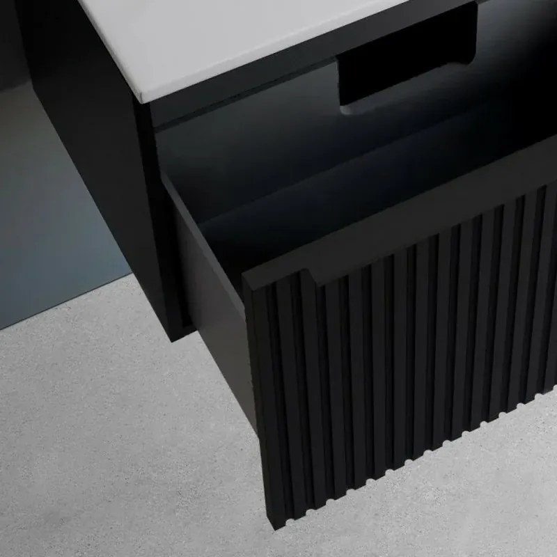 Mobile bagno sospeso 70 cm nero opaco cannettato con cassetto, specchio e lavabo Nara