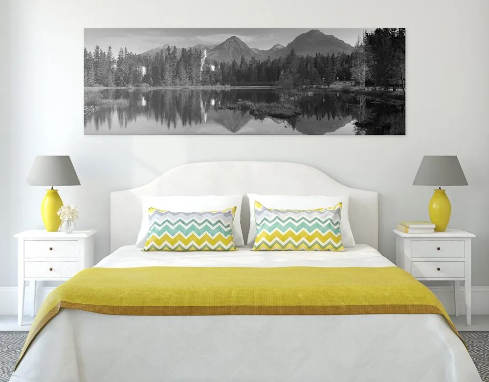 Quadro su tela – Magnifico panorama montano sul lago in bianco e nero
