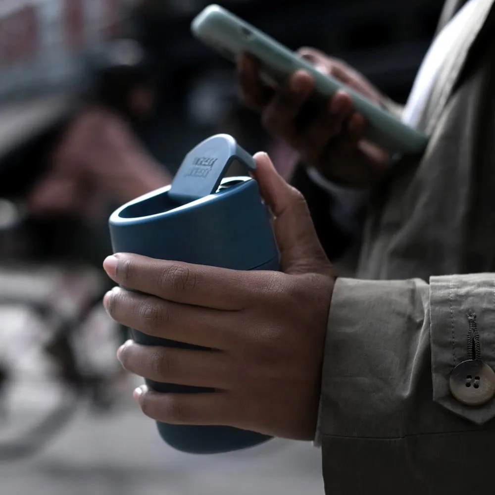 Tazza da viaggio blu scuro 340 ml Sipp - Joseph Joseph