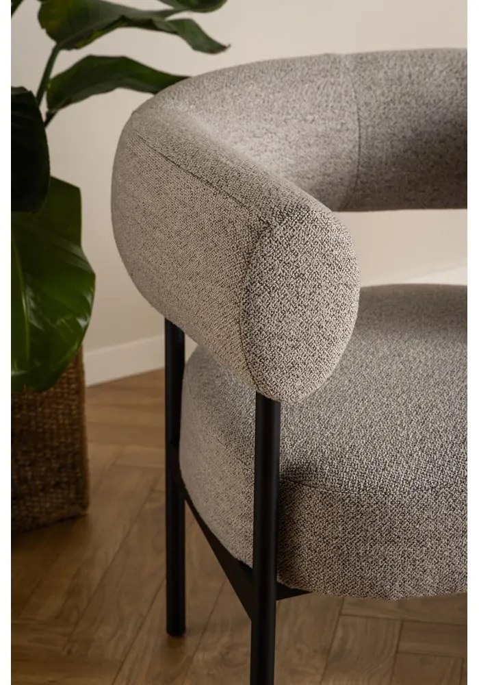 Poltrona beige con rivestimento in bouclé Oakfield – Actona