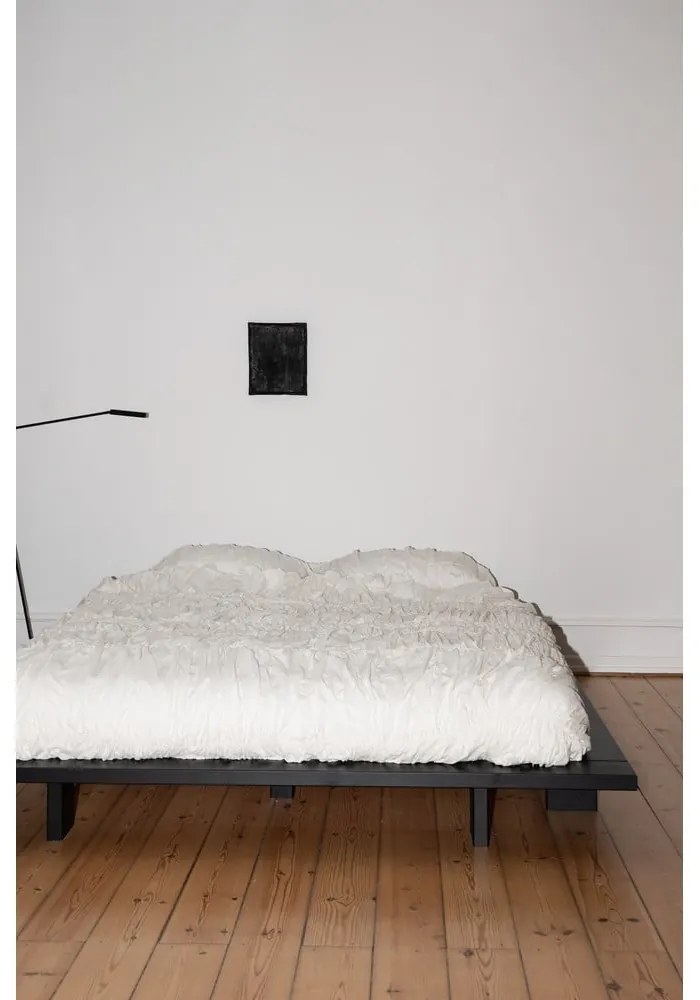 Letto matrimoniale nero in legno di pino con griglia 140x200 cm Japan - Karup Design