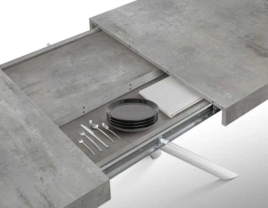 Tavolo CARRARA in legno, finitura grigio cemento e base in metallo verniciato bianco, allungabile 140×90 cm – 220×90 cm