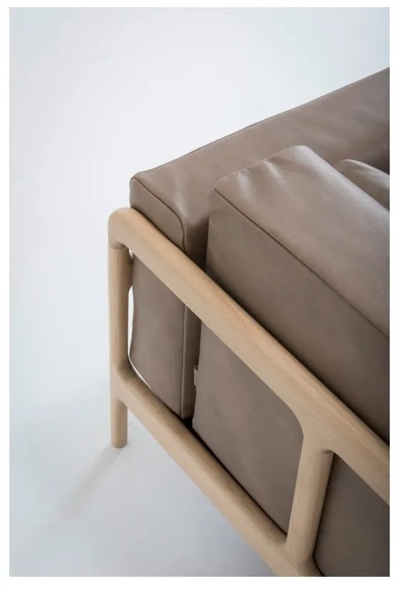 Poltrona in pelle di bufalo marrone chiaro con struttura in rovere massiccio Fawn - Gazzda