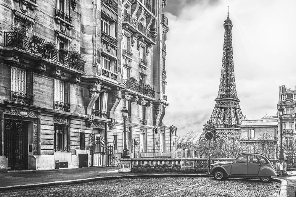 Carta da parati – Torre Eiffel in bianco e nero da una strada di Parigi