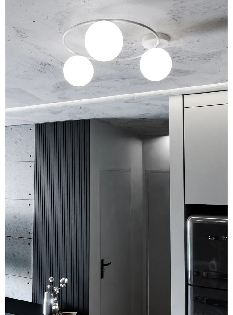 Plafoniera Minimal 3 Luci Perseo In Acciaio Bianco E Sfere In Vetro Bianco