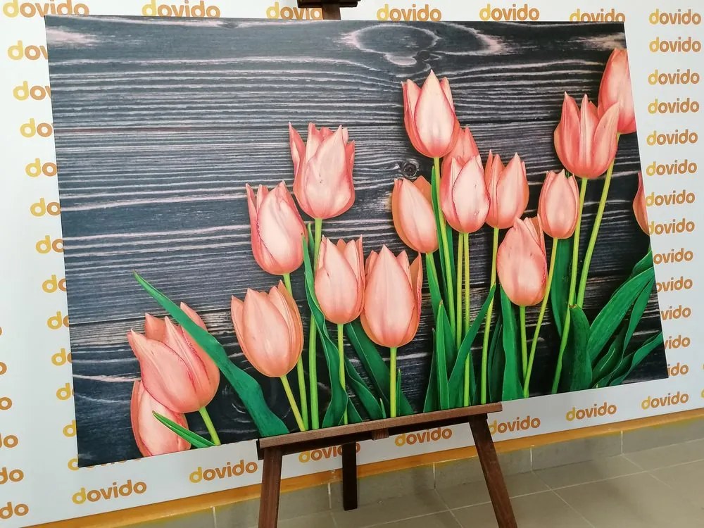 Stampa su tela – Incantevoli tulipani arancioni su sfondo di legno