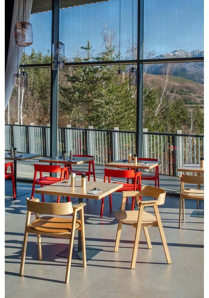 Sedia da pranzo di colore naturale in rovere massiccio con braccioli Flip – Gazzda