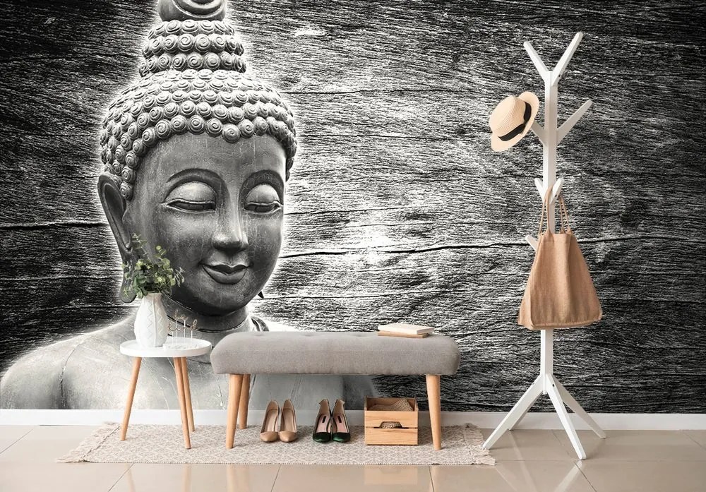 Carta da parati autoadesiva – Statua di Buddha in bianco e nero su sfondo di legno