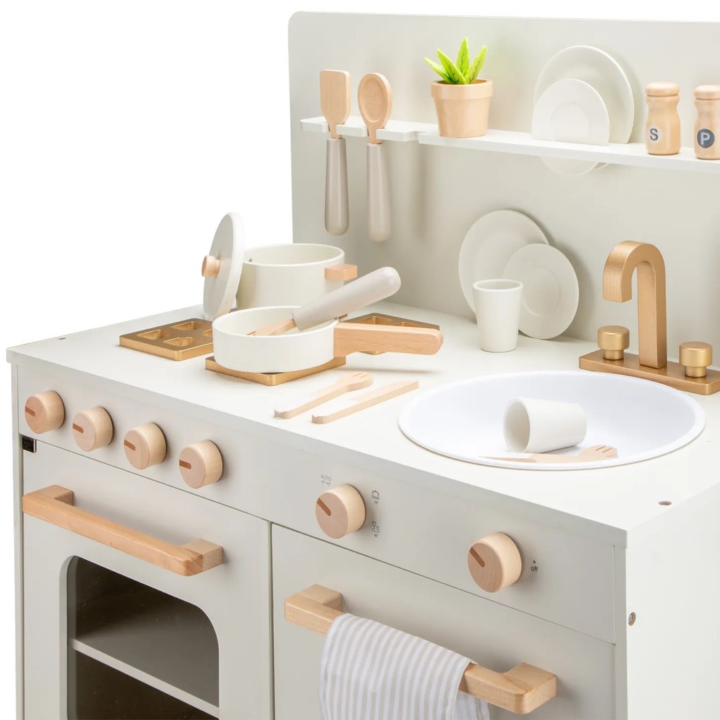 Cucina in legno con lavastoviglie