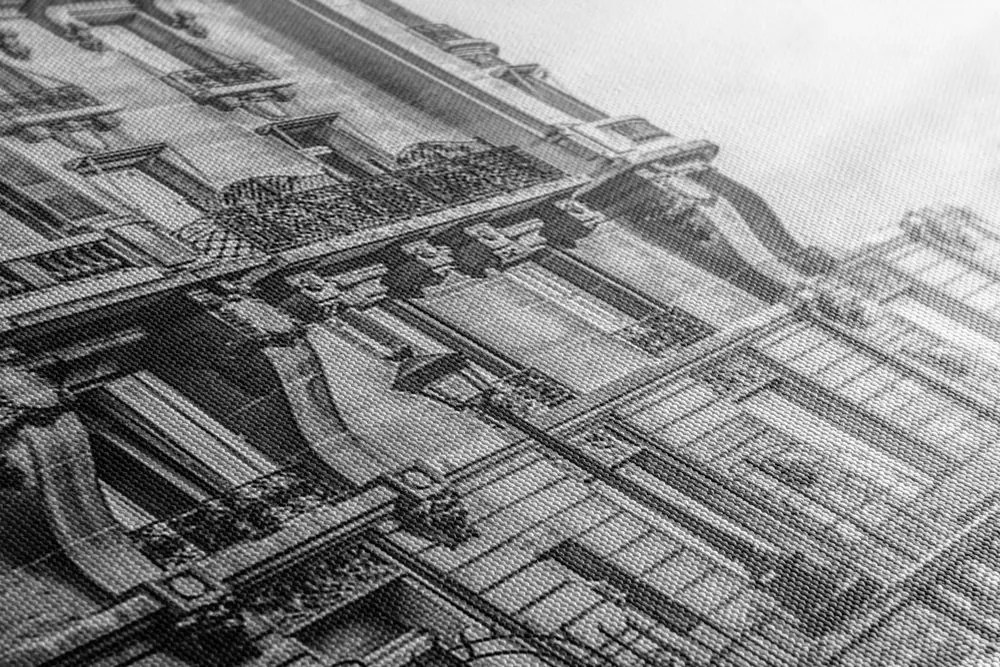 Stampa su tela – Vista sulla Torre Eiffel dalla strada di Parigi in bianco e nero