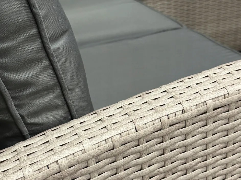 Set in rattan beige con tavolo e cuscini grigi