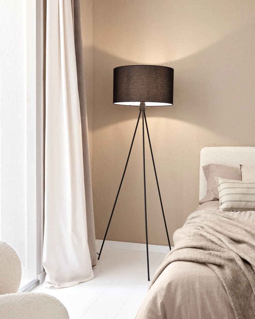 Kave Home - Lampada da terra Ikia in metallo con finitura nera ed adattatore UK