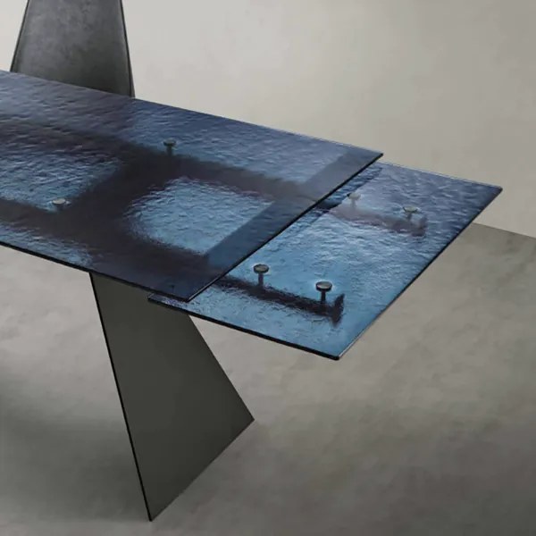 Tavolo allungabile 240 cm WATERS base in metallo Nero e piano in vetro Blu