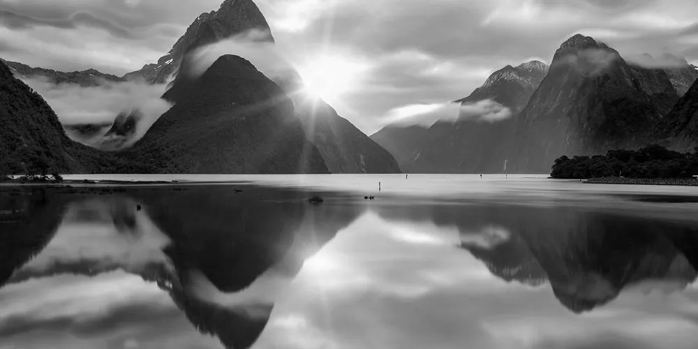 Quadro su tela – Milford Sound all'alba in bianco e nero