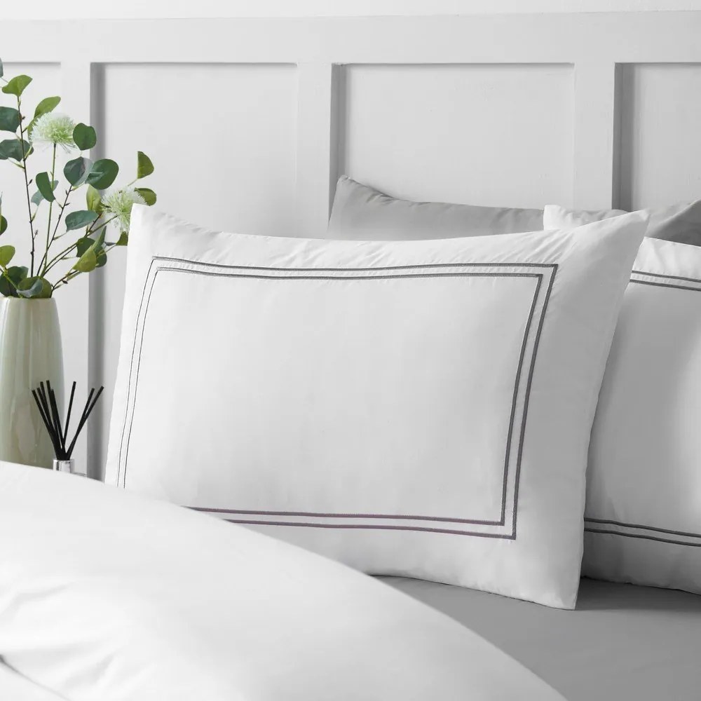 Set copripiumino e federa bianco in raso di seta per letto matrimoniale 3 pezzi 200x200 cm So Soft Mono Satin Stitch – Catherine Lansfield