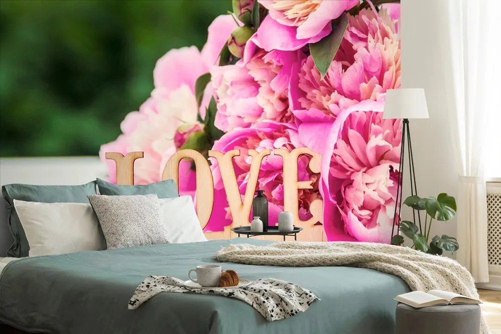 Carta da parati – Peonie con scritta Love