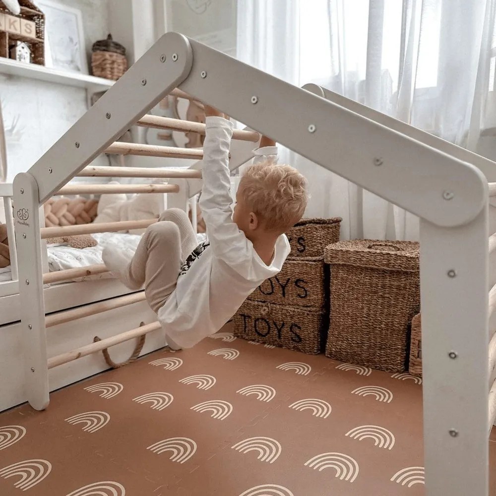 Pikler triangolo montessori rosa/di colore naturale in pino massiccio 112x61x94 cm Montessori – Meowbaby