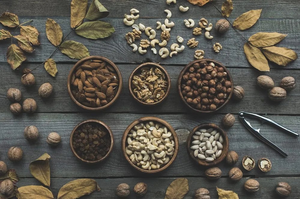 Carta da parati – Mix di noci in ciotole