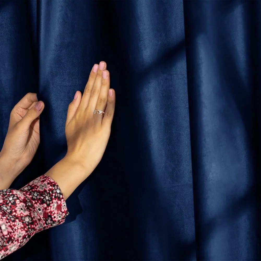 Tenda parzialmente oscurante blu scuro in velluto 140x245 cm Eyelets – Restilo