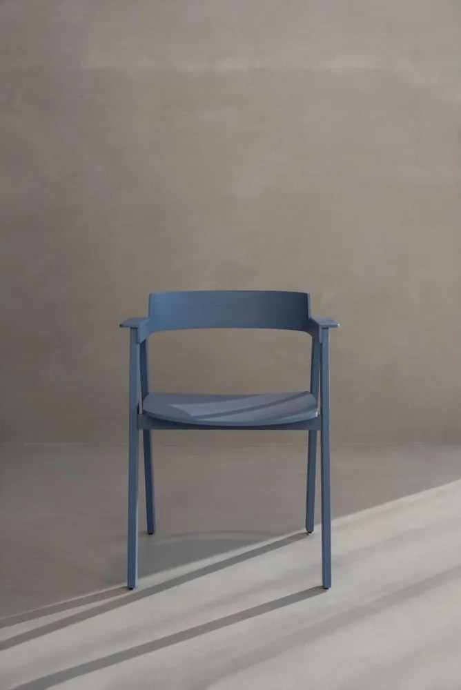 Sedia da pranzo blu in rovere massiccio con braccioli Flip – Gazzda