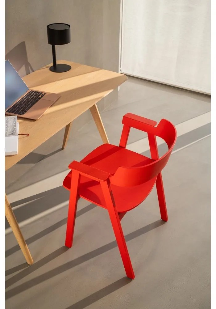 Sedia da pranzo rossa in rovere massiccio con braccioli Flip – Gazzda
