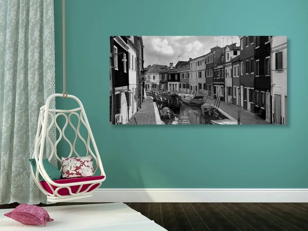 Quadro su tela – Case in bianco e nero in città