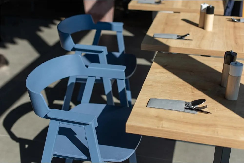 Sedia da pranzo blu in rovere massiccio con braccioli Flip – Gazzda