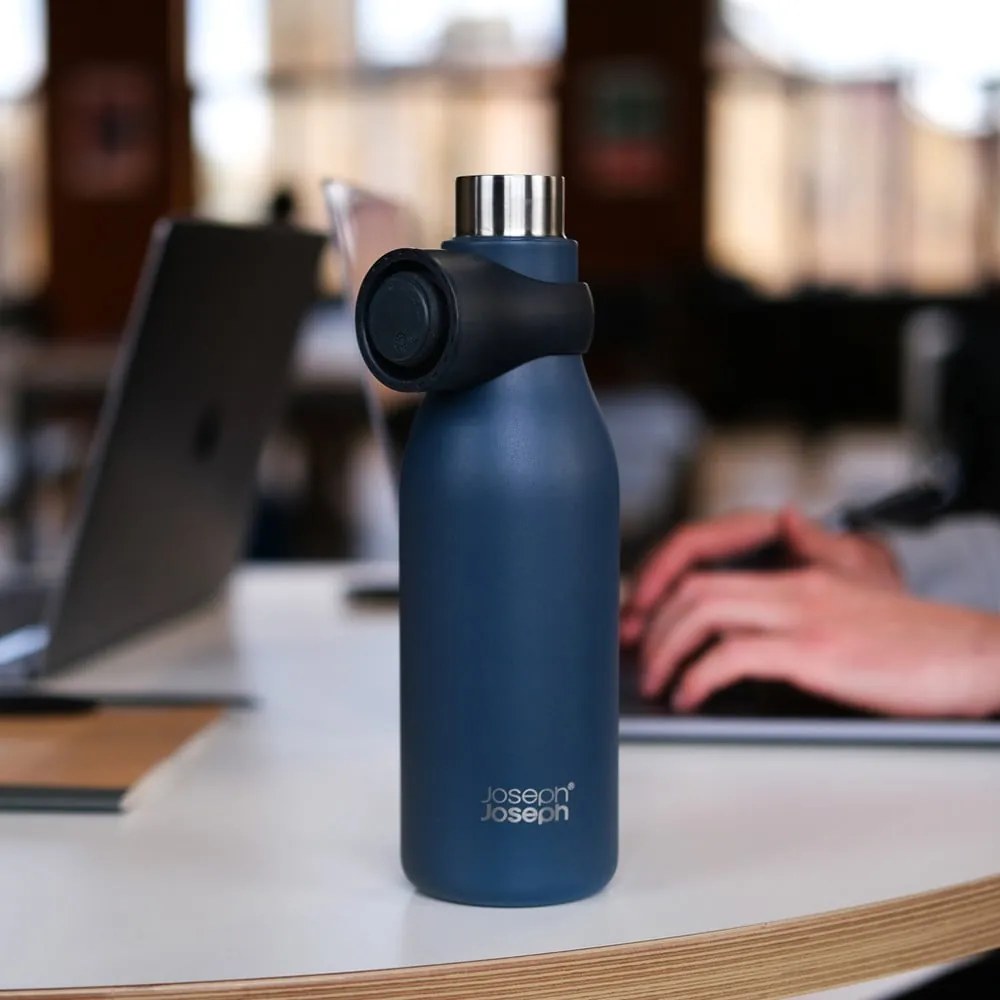 Bottiglia da viaggio in acciaio inox blu scuro 500 ml Loop - Joseph Joseph