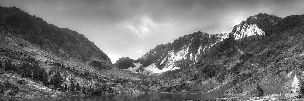 Stampa su tela – Montagne maestose con lago in bianco e nero
