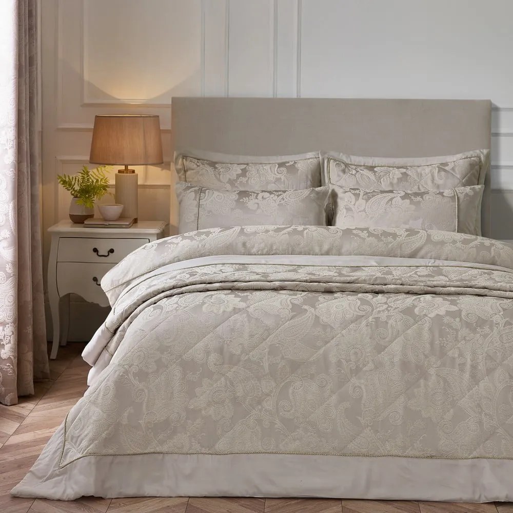 Copriletto beige in jacquard con rivestimento trapuntato 240x260 cm Opulent Jacquard – Catherine Lansfield