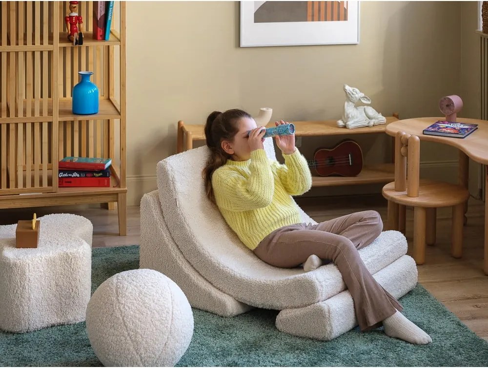 Pouf per bambini color crema con rivestimento in bouclé Cloud – Wigiwama