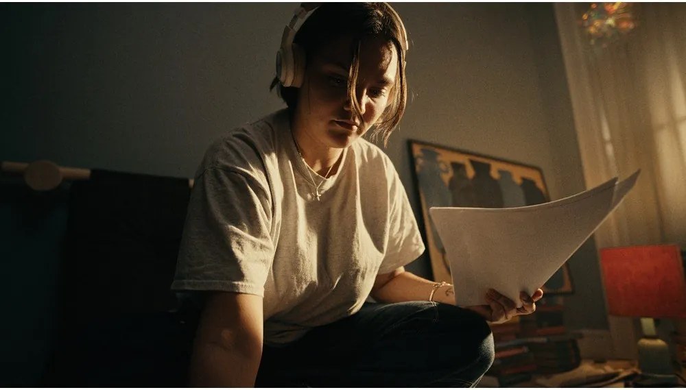 Poltrona di colore naturale allungabile con rivestimento in lino Hooked – Karup Design