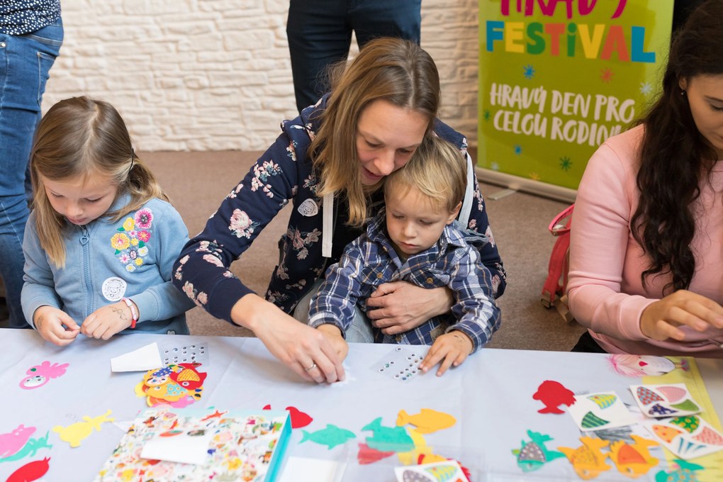 Gioco con adesivi - amiamo il pesce