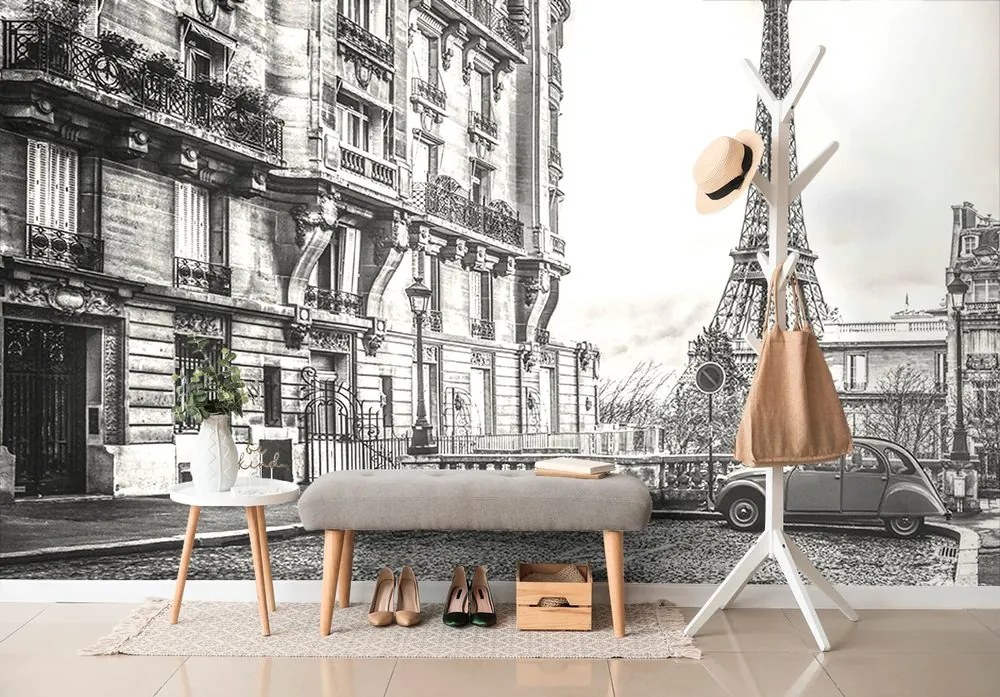 Carta da parati – Torre Eiffel in bianco e nero da una strada di Parigi