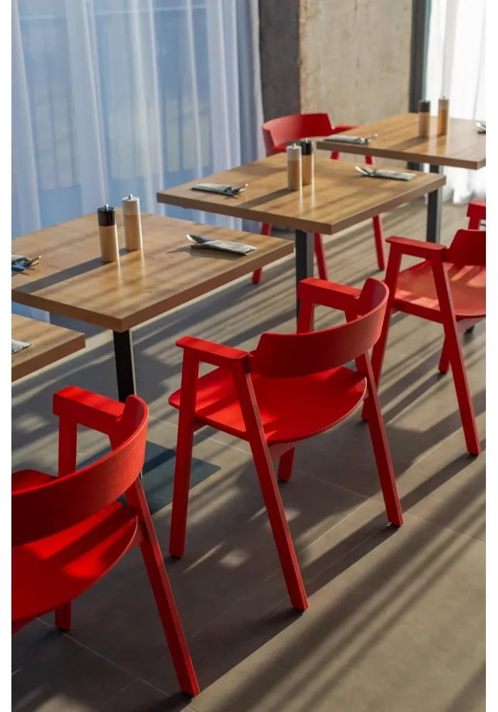 Sedia da pranzo rossa in rovere massiccio con braccioli Flip – Gazzda