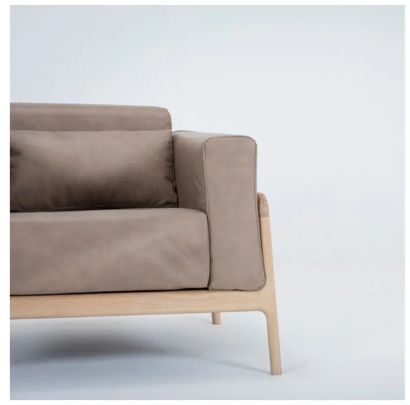 Poltrona in pelle di bufalo marrone chiaro con struttura in rovere massiccio Fawn - Gazzda