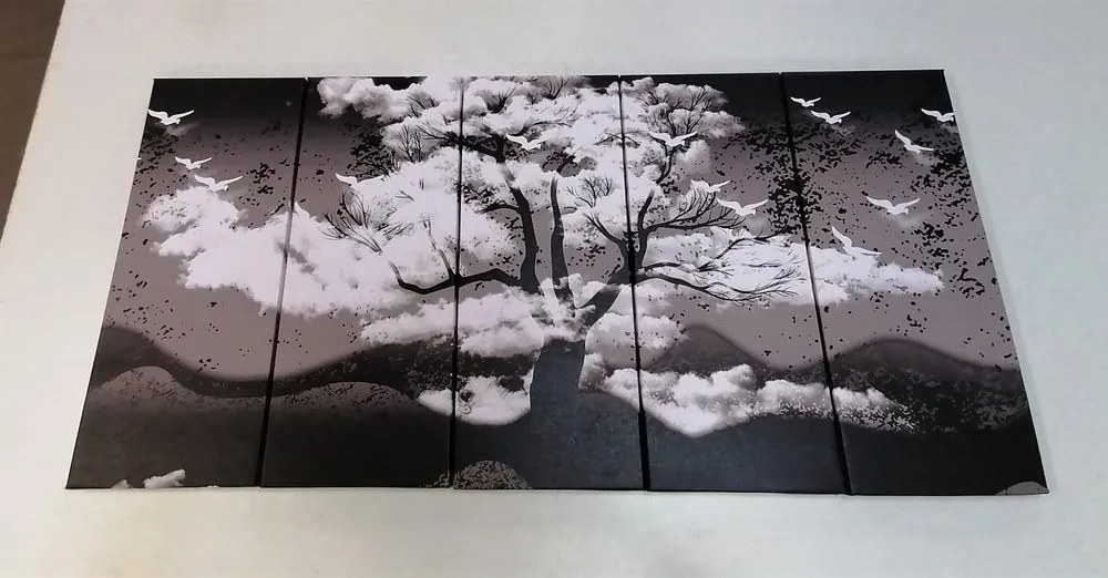 Quadri 5 pezzi – Albero inondato di nuvole in bianco e nero